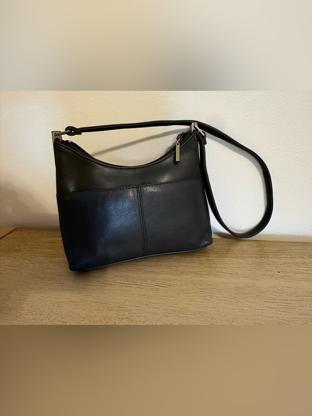 Sleek Black Leather Shoulder Bag